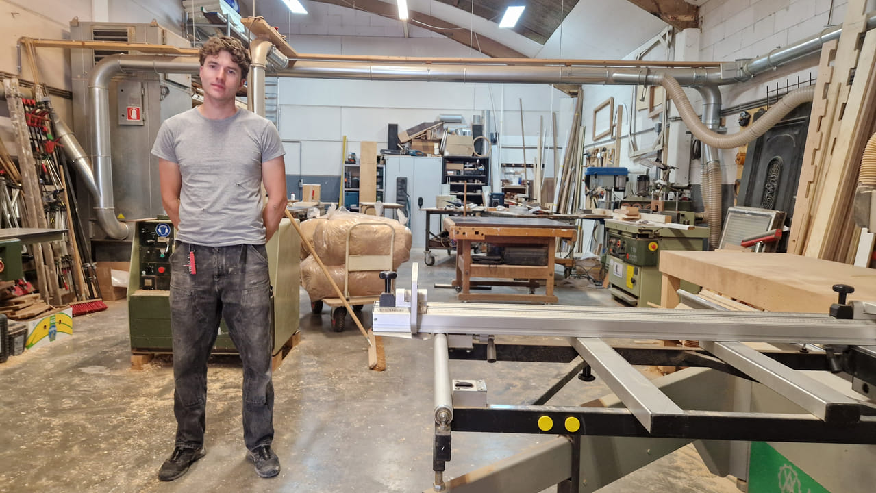 Meubelmaker geeft zieke iepen uit Purmerend nieuw bestaan in Artiswinkel