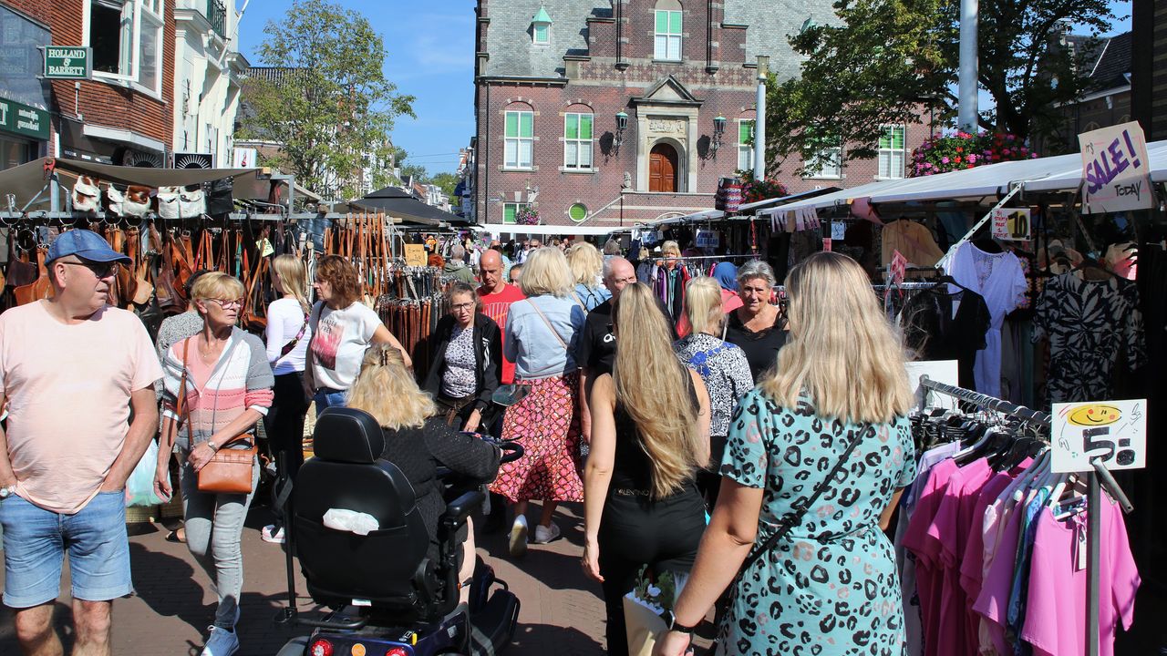 Drukbezochte lappenmarkt in Purmerendse binnenstad (Fotoreportage)