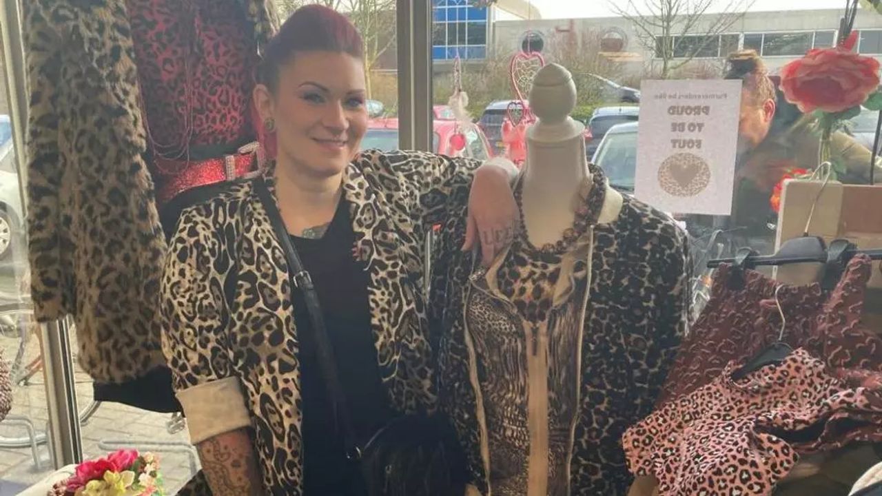 Winkelier hangt etalage vol met luipaardprint: "Beledigd? Absoluut niet"
